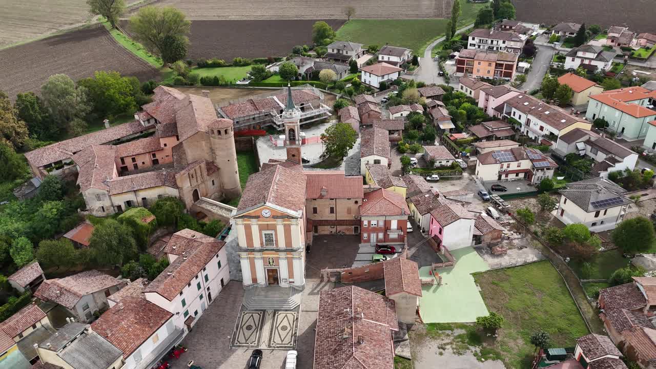 Calendasco in provincia di Piacenza, con il medievale Castello di Calendasco, la Chiesa di Santa Maria Assunta, luogo di nascita di San Corrado Confalonieri, nella vasta Pianura Padana rurale.