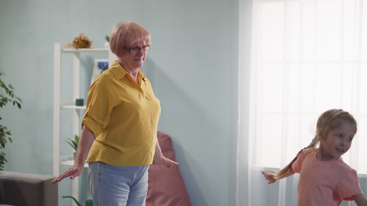 어린 소녀 가 노인 여인 에게 춤 을 가르친다