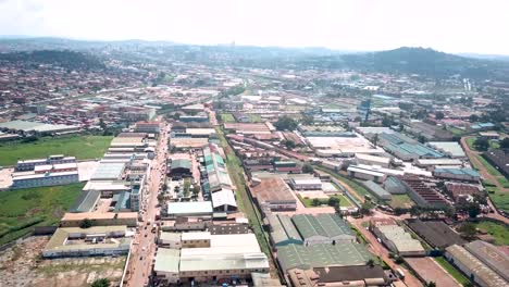 Zona-Industrial-De-Paso-Elevado-De-Drones-En-La-Capital-De-Uganda,-Ciudad-De-Kampala