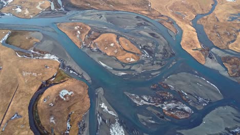 vue aérienne à couper le souffle de l'estuaire d'une rivière dans la nature