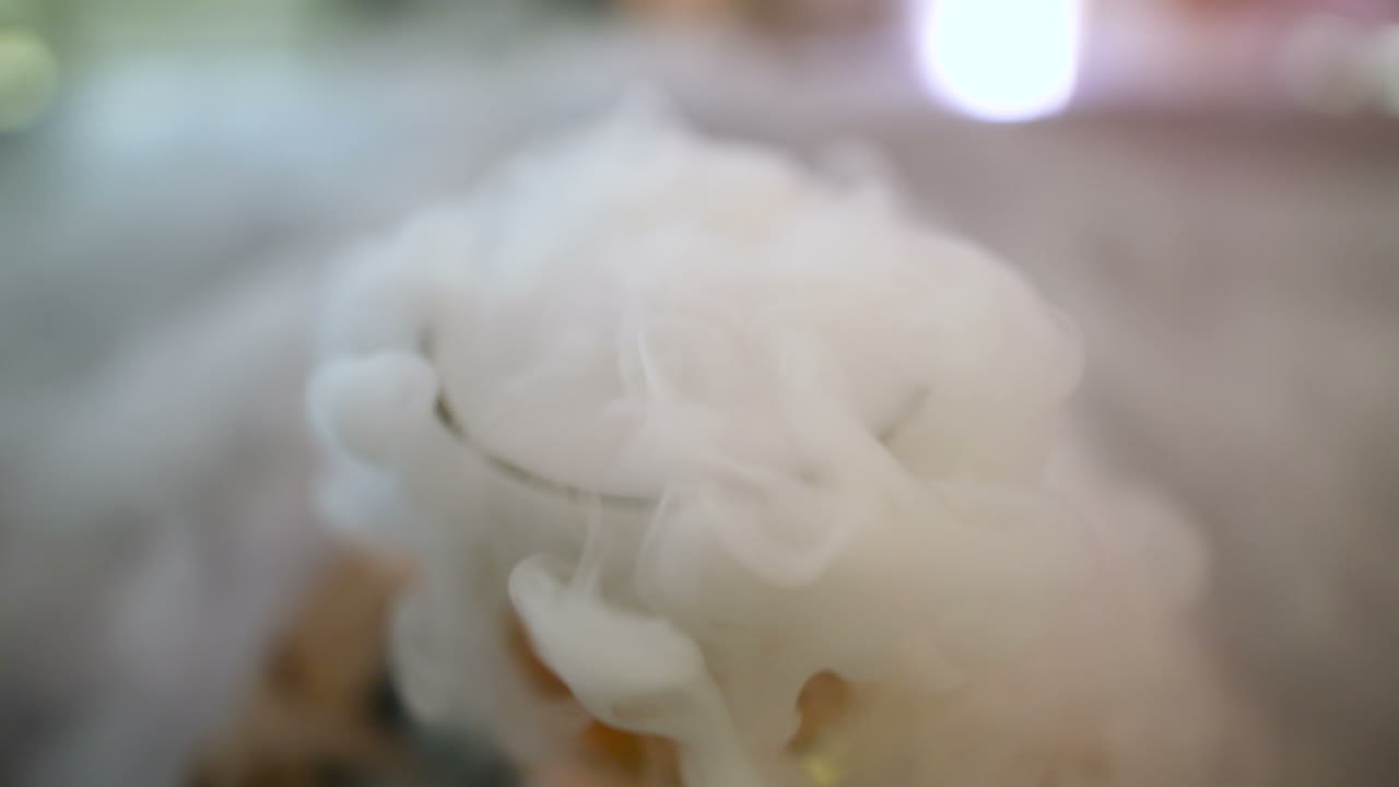 바텐더가 음료를 준비하는 동안 유리에 드라이 아이스 5