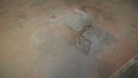 reflejo de una cancha de baloncesto callejera en el suelo mojado, un día lluvioso en atenas, grecia