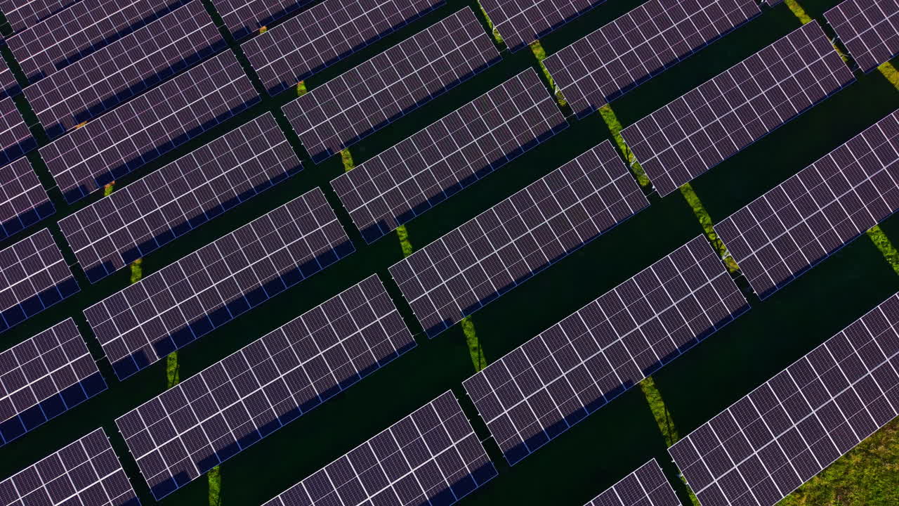 I pannelli solari che si estendono su un vasto campo sotto il sole splendente dimostrano la potenza dell'energia rinnovabile per un futuro pulito e sostenibile.