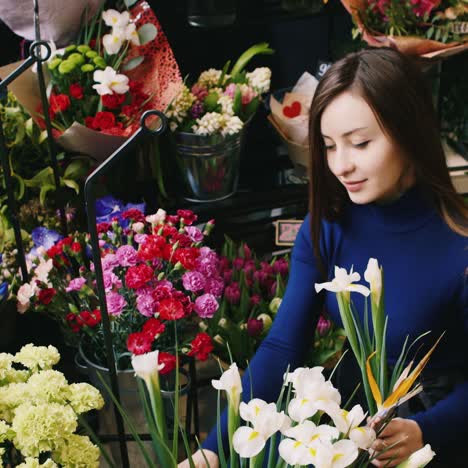 Ein-Junger-Florist-Macht-Einen-Blumenstrauß-In-Einem-Blumenladen-1