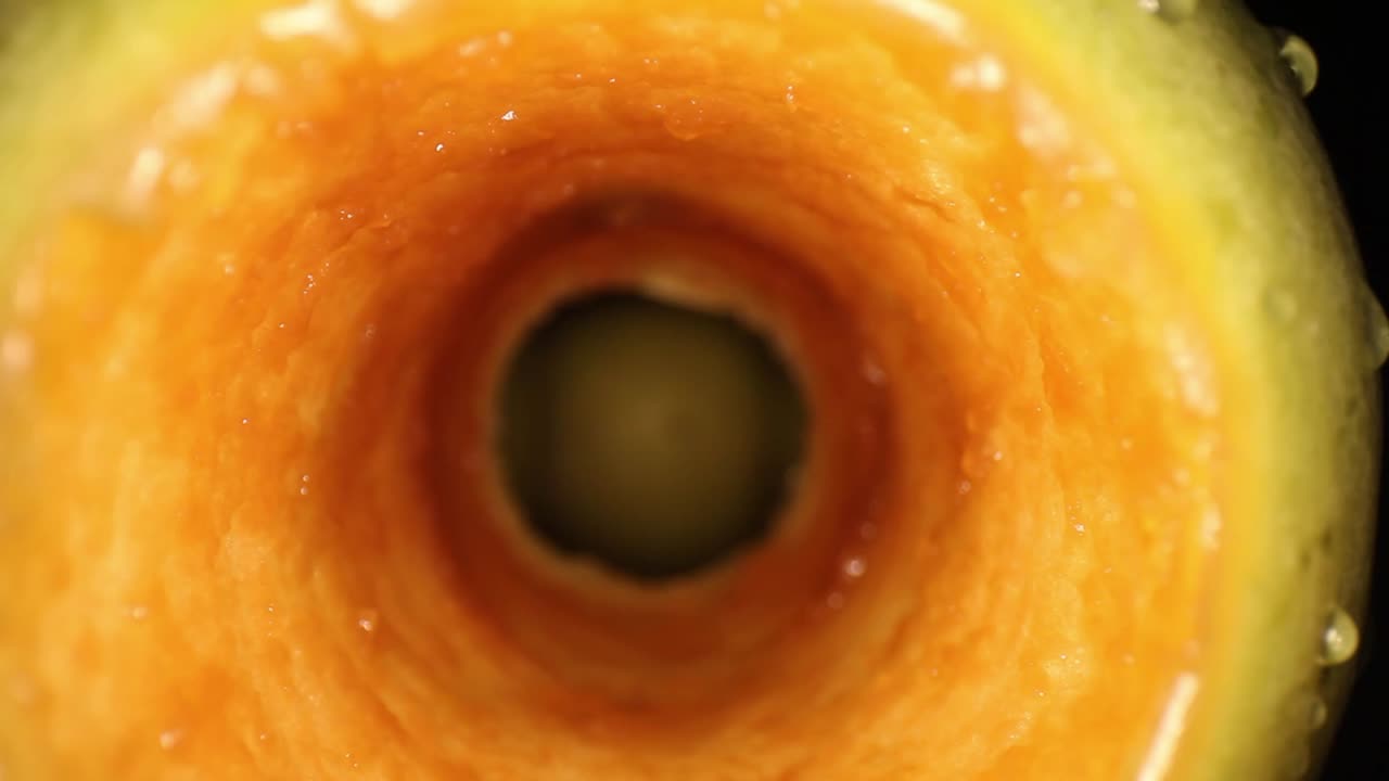 심하게 산화된 사과 코어의 내부로 밀어넣어 훌륭한 색상 - 질감을 보여줍니다.