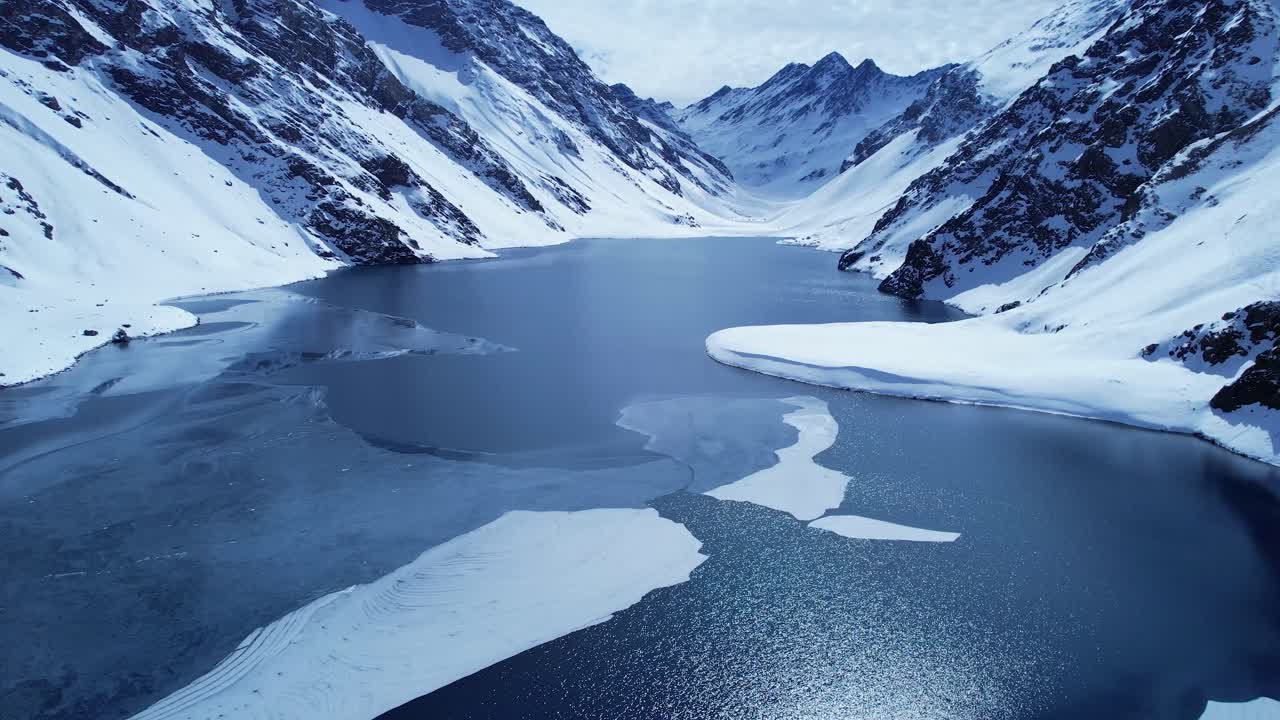 칠레 산티아고 근처의 눈 덮인 안데스 산맥에 있는 스키 스테이션 센터 리조트의 탁 트인 전망