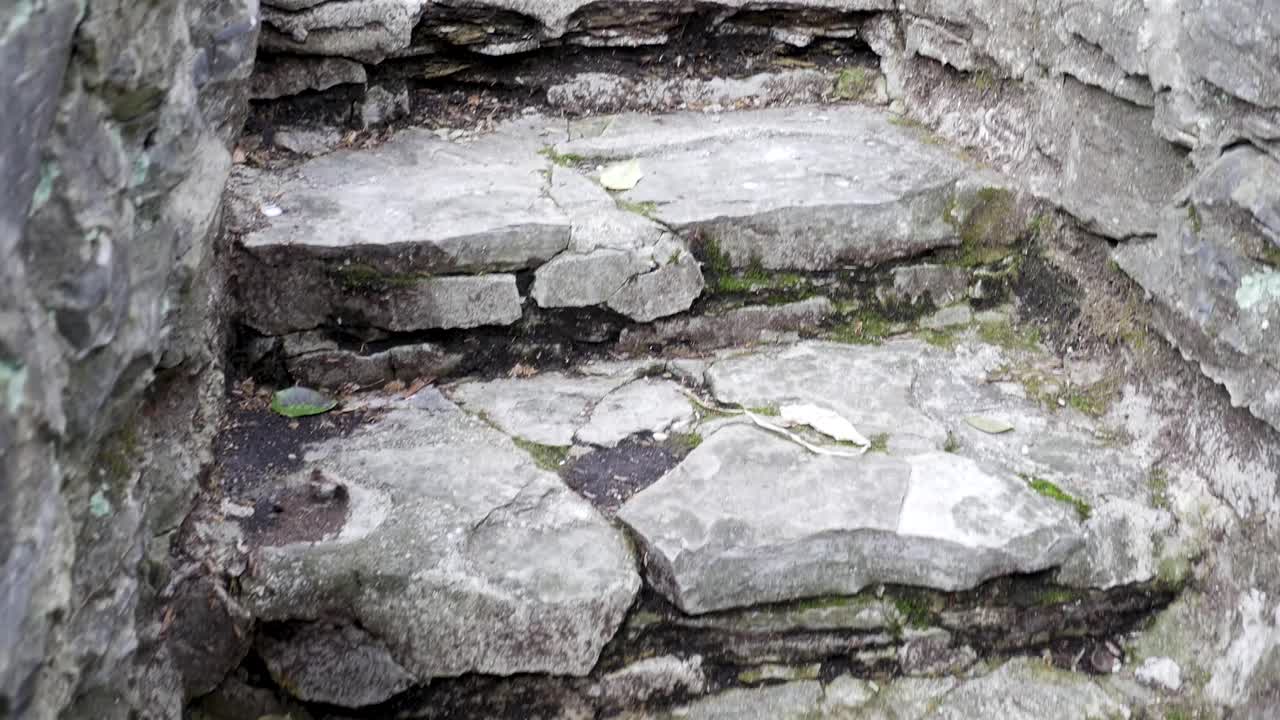 오래된 돌계단을 오르는 관점