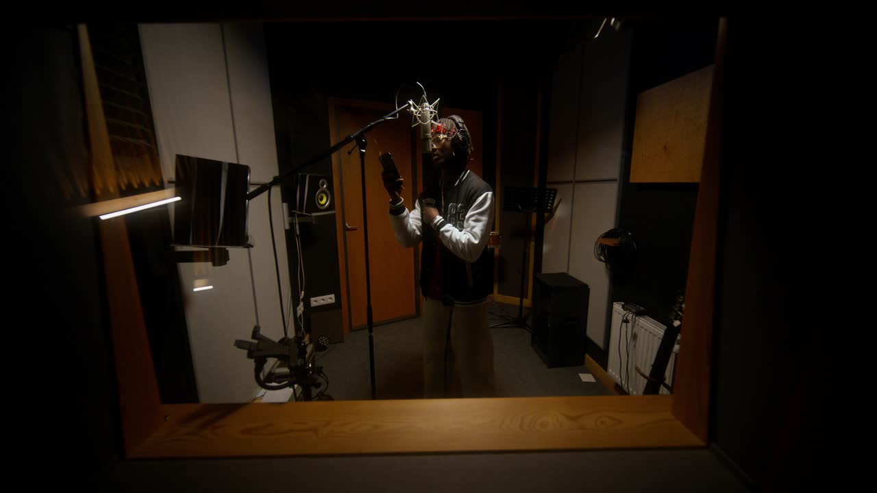 스튜디오에서 녹음하는 음악가