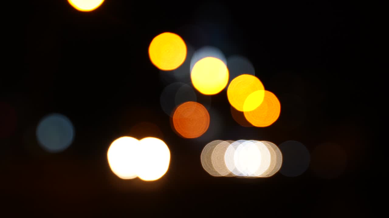 el tráfico de bokeh borroso en la carretera por la noche en una gran ciudad.