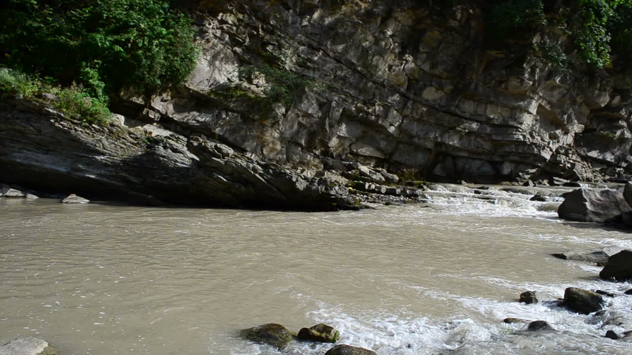 Fiume di montagna, rapide e anfratti. Sassi nel fiume di montagna