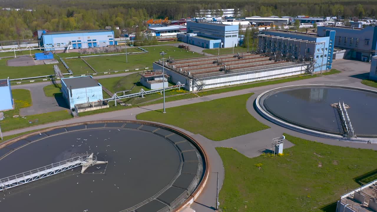 Water treatment facilities. Round sedimentation tanks.