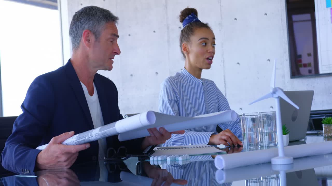 gente de negocios multiétnica discutiendo sobre el plan en la sala de conferencias en la oficina 4 4k