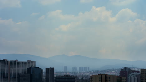 timelapse de nubes pasando sobre la ciudad