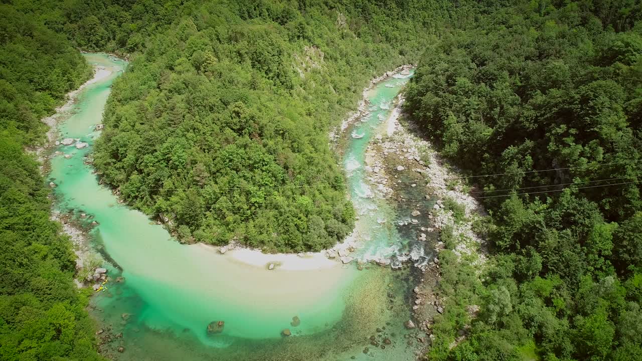 슬로베니아의 소카 강에서 자연으로 둘러싸인 평온한 물의 공중 풍경.