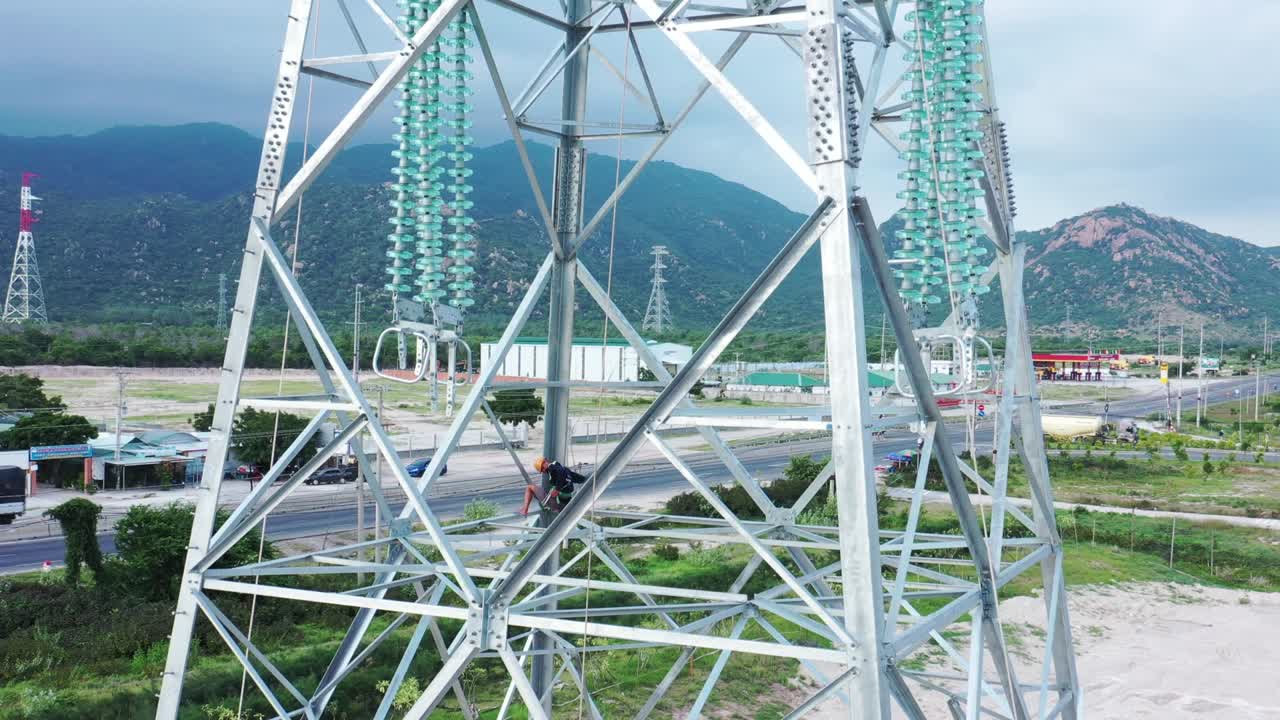 산업단지에 전기를 배포하기 위해 사전 제작 된 유리 단열기를 가진 고전압 전력 타워의 드론 영상 - 개발 및 도시화 개념