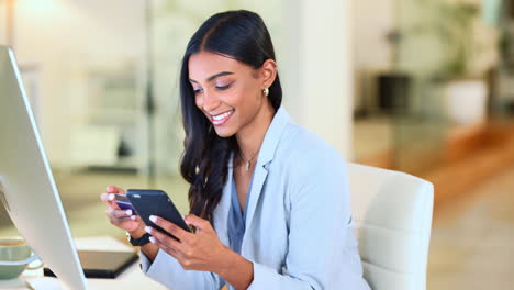 Mujer-Feliz-Haciendo-Pagos-En-Línea-Con-Teléfono