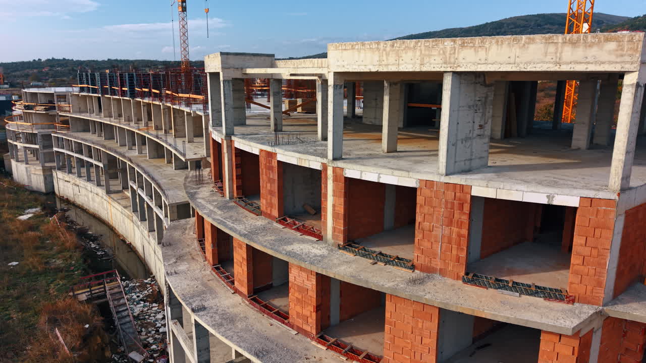 Riprese all'esterno della struttura portante per il futuro edificio. Facciata dell'hotel in costruzione.