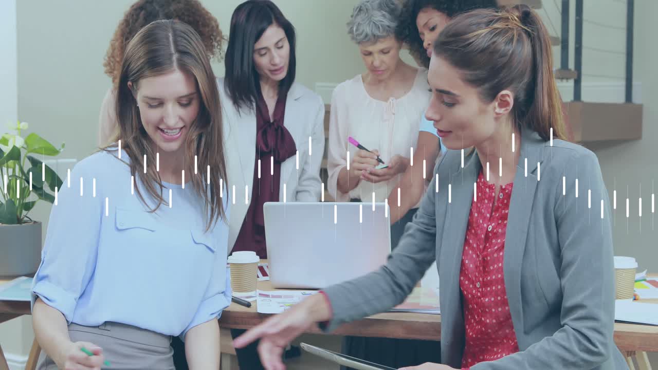 animación del procesamiento de datos financieros sobre diversas personas de negocios