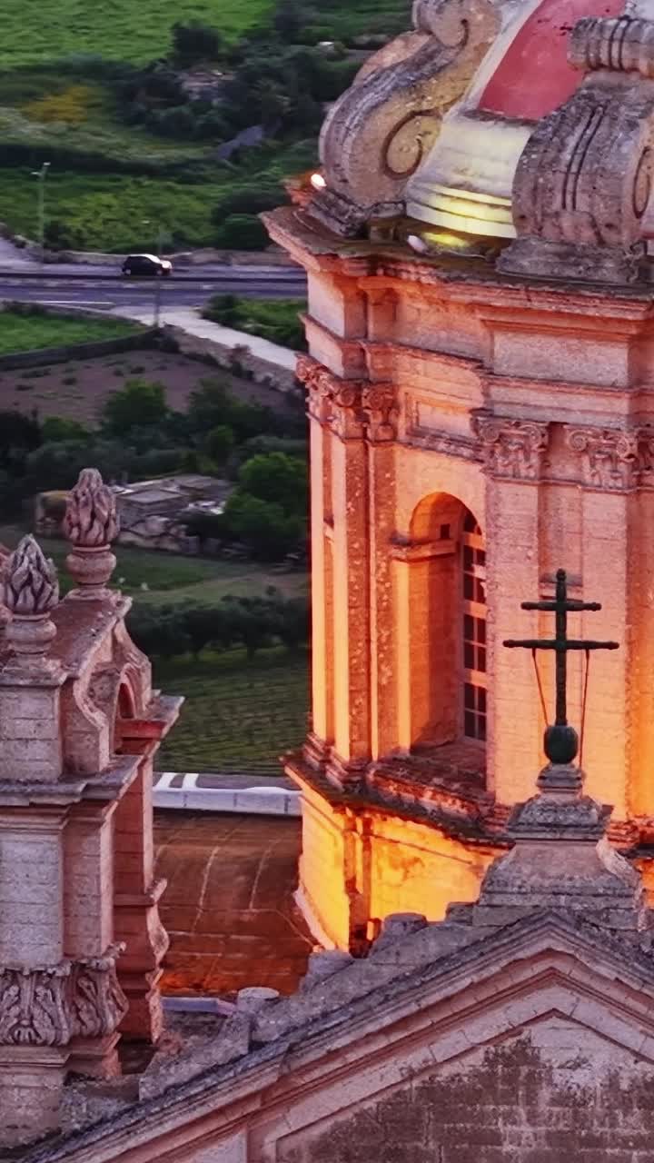 Vista del tramonto sui campanili della chiesa a Malta con paesaggio sullo sfondo