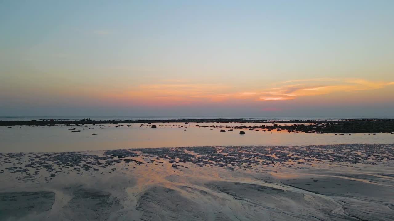 Nedadgående optagelse af en smuk solnedgang ved havstranden på Saint Martin Island, Bangladesh