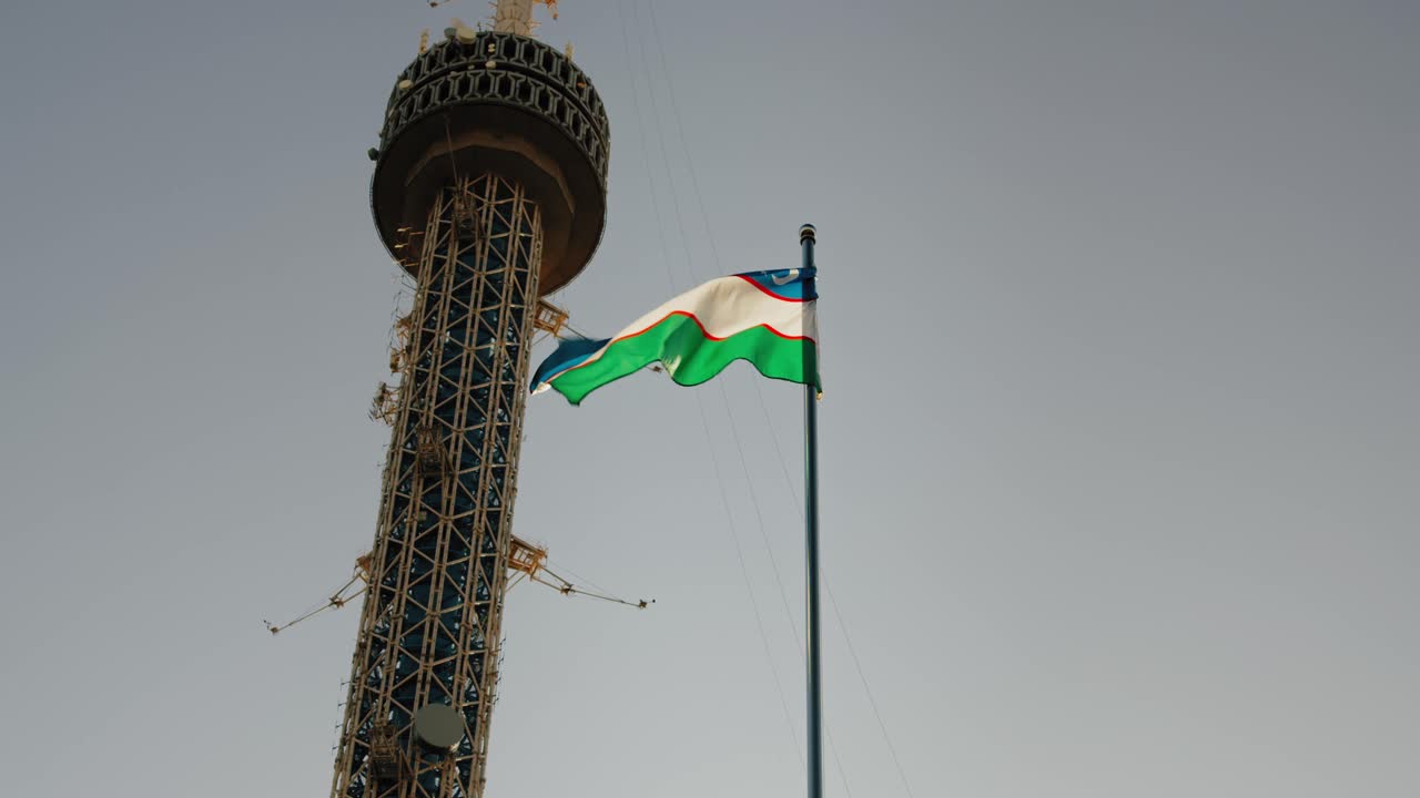 телебашня в ташкенте и флаг узбекистана 2 из 4