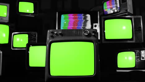 zoom out de pantalla verde a muchos televisores viejos apagando pantallas verdes. tono blanco y negro. 4k.