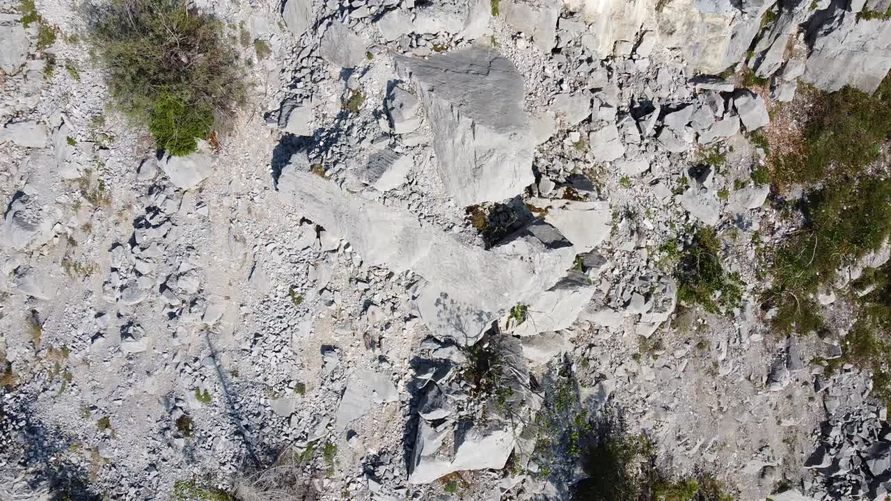 알프스의 바위 절벽 위로 공중 기울기