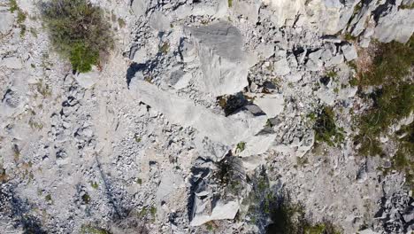 inclinación aérea de un acantilado rocoso en los alpes