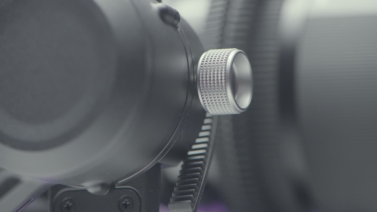 카메라 초점 다이얼을 조정하는 것