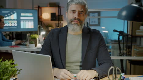 hombre de negocios trabajando hasta tarde en la noche en la oficina