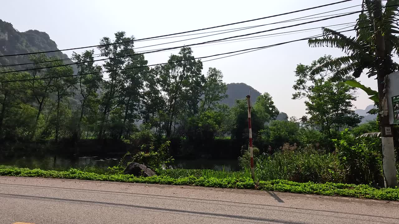 오토바이 는 울창 한 산악 도로 를 따라 이동 한다