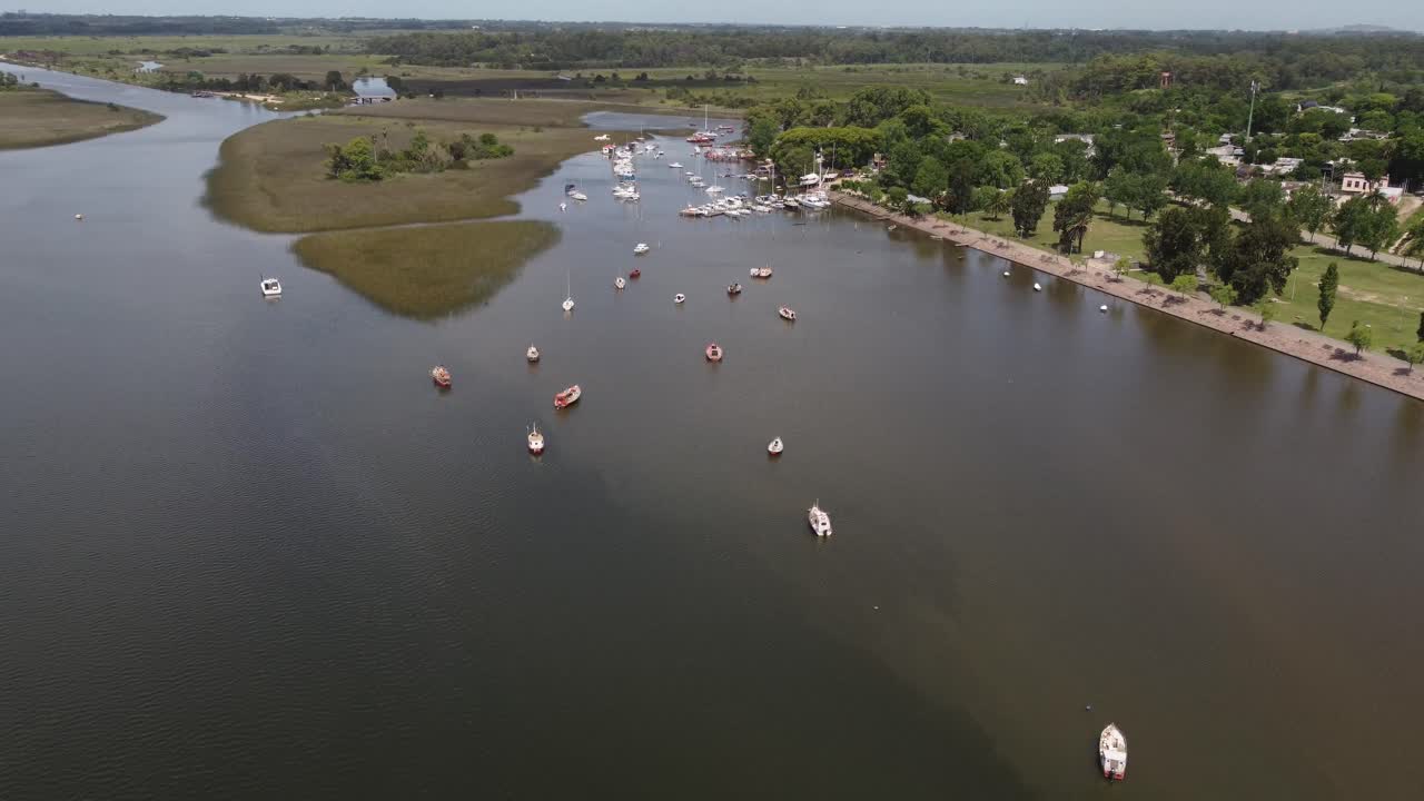 toma aérea de arriba hacia abajo de barcos pesqueros anclados en el río santa lucía en uruguay