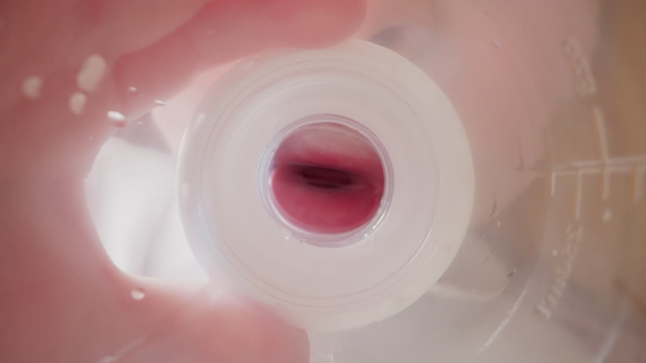 las abrazaderas de la boca del niño y las abrazaderas del pezón que soplan burbujas