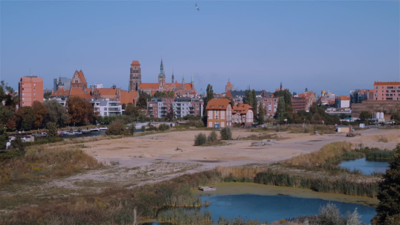 전면에는 모스 자연 호수, 배경에는 그단스크 시의 유명한 오래된 건축물들이 있습니다.