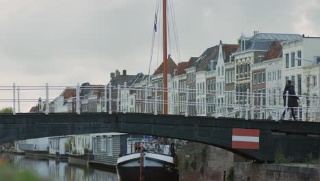 Un-Viejo-Puente-Que-Cruza-Un-Canal-En-El-Centro-Histórico-De-La-Ciudad-De-Middelburg