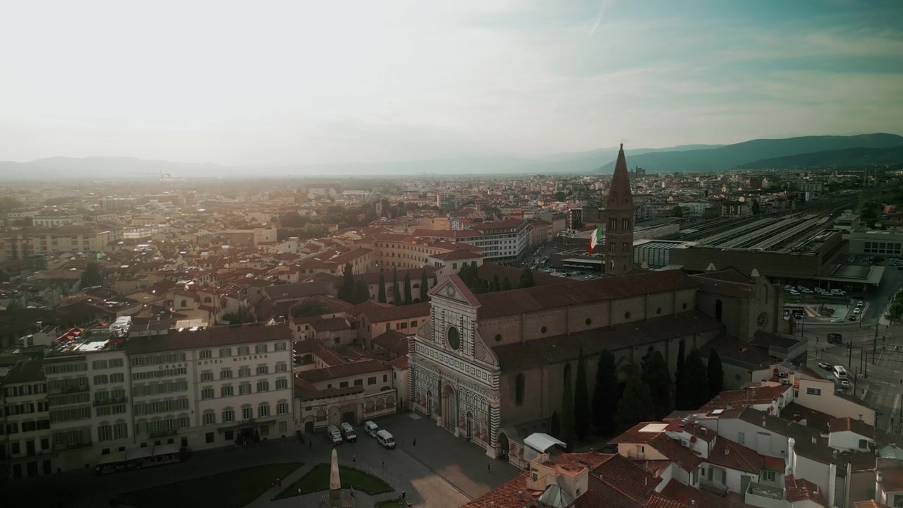 Vista aerea della Basilica di Santa Maria Novella a Firenze al tramonto