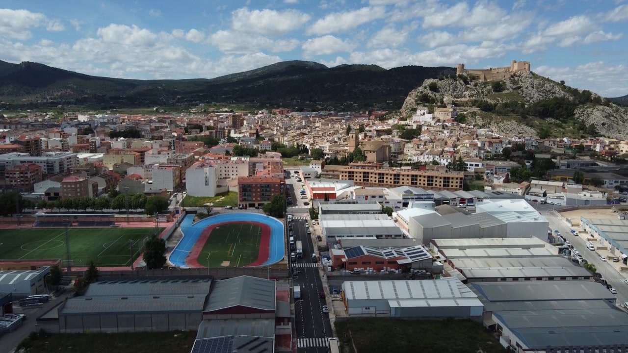 Vista aérea de la ciudad de Castalla con su castillo, el polígono industrial y el centro deportivo municipal. España.