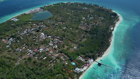 vista aérea de gili meno, una isla en indonesia, con sus impresionantes aguas turquesas, playas prístinas y una sensación de paraíso que la convierte en el destino perfecto para unas vacaciones de ensueño