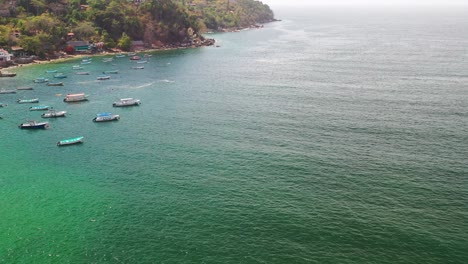 Vista-Aérea-De-Los-Barcos-Y-La-Costa-De-La-Ciudad-De-Yelapa-En-Cabo-Corrientes,-Jalisco,-México