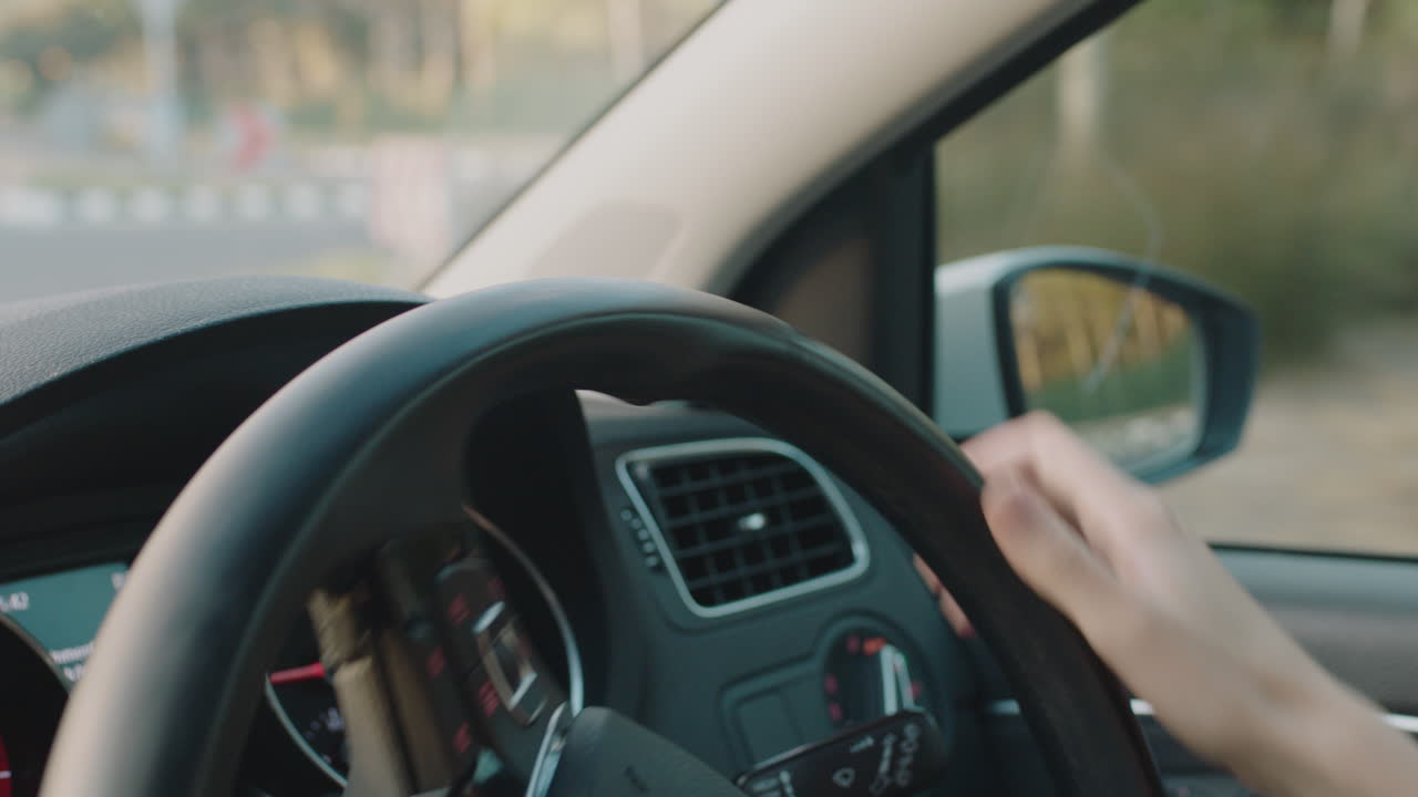 도시 에서 운전 차량 을 제어 하기 위해 스티어링  ⁇  에 손 을  ⁇ 고 자동차 를 운전 하는 여자