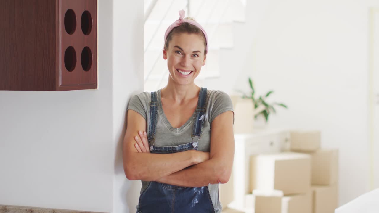 retrato de una mujer caucásica en cuarentena durante la pandemia de coronavirus, mirando a la cámara