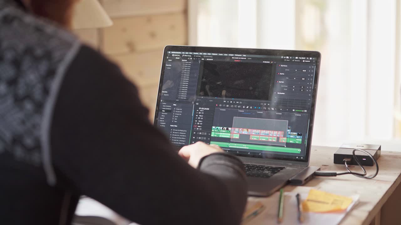 집에서 일하는 노트북에서 비디오 편집