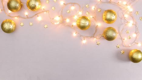 luces de navidad parpadeantes y adornos de navidad dorados en tema plateado.