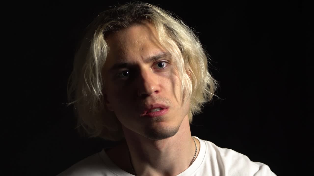 분노 한 젊은이 가 폭력 으로 위협 한다