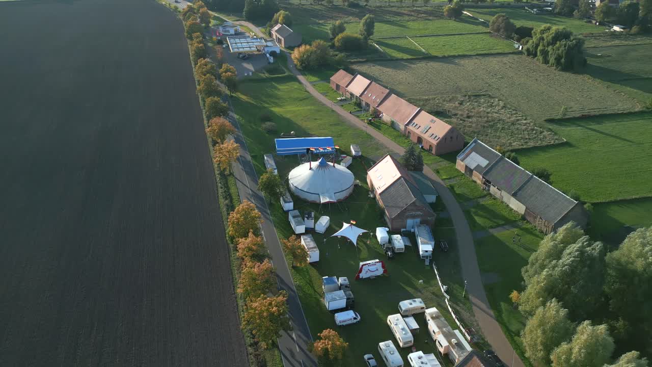 마을의 가족 서커스