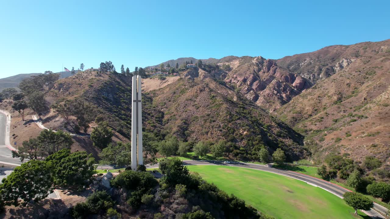la torre temática phillips en las afueras de pepperdine university en california, estados unidos