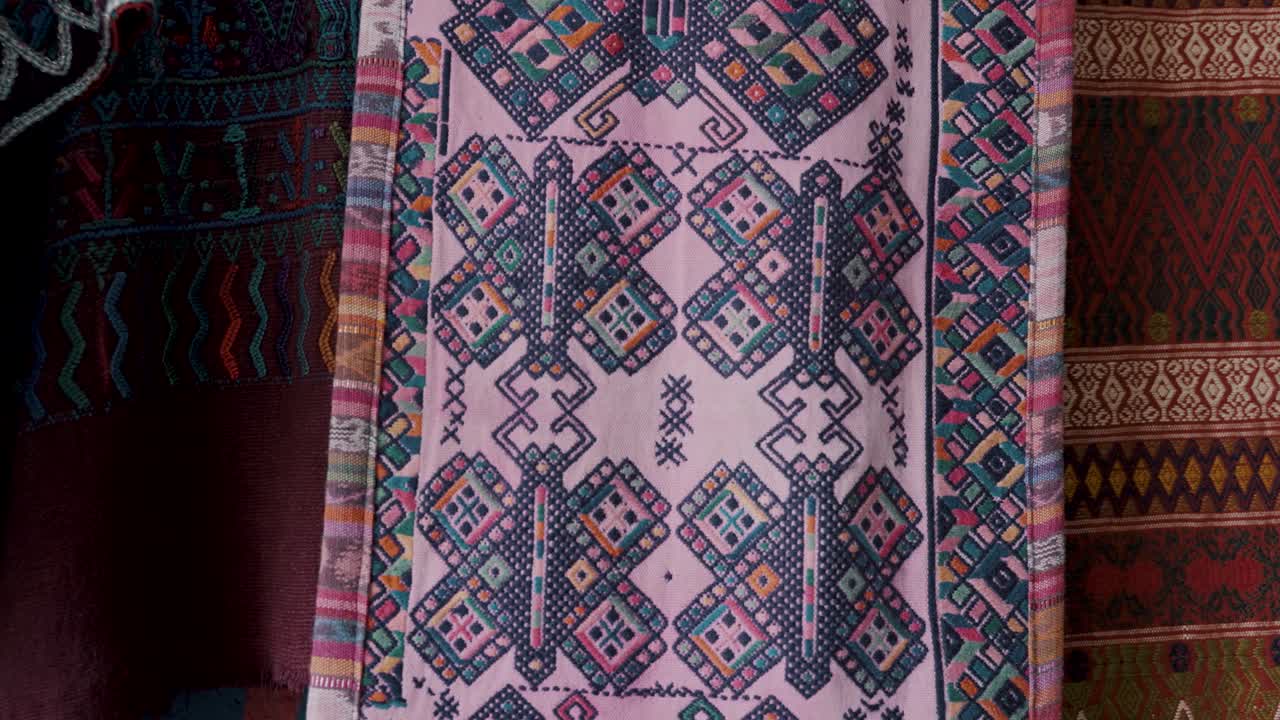 textiles tejidos coloridos hechos a mano - de cerca