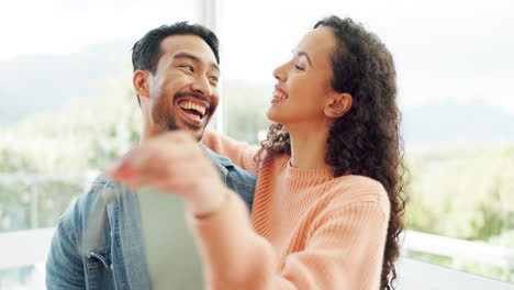 Pareja-Feliz,-Bienes-Raíces-Y-Abrazo-Con-Llaves-De-Nuevo