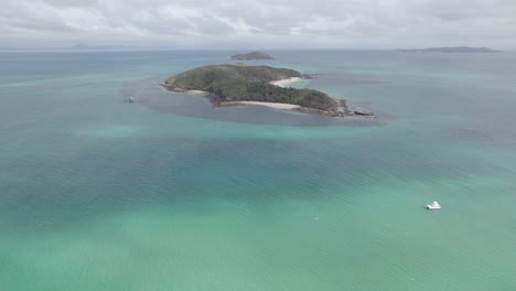 off the shores of great keppel island is the middle island in the capricorn coast of central queensland, australia