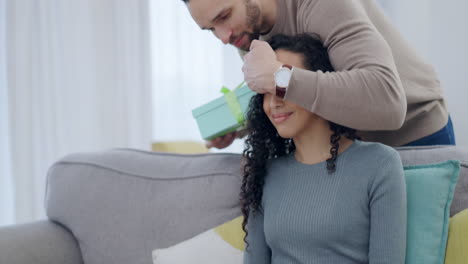 casa, sorpresa y pareja con un regalo